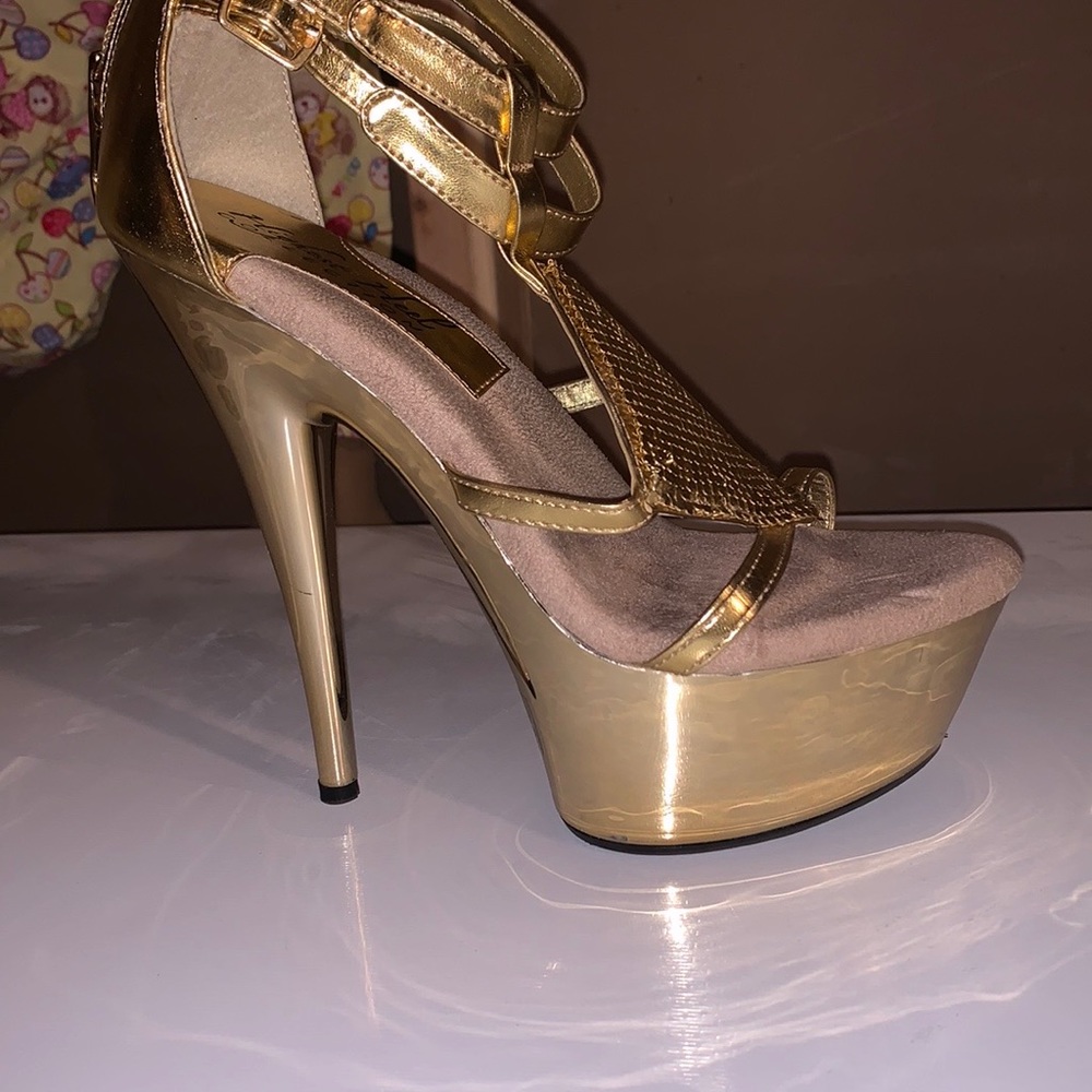 Brand new in the box never been worn size 6